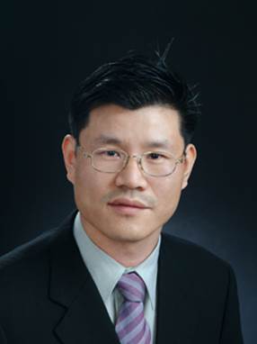 사람, 슈트, 실내, 포즈이(가) 표시된 사진
자동 생성된 설명