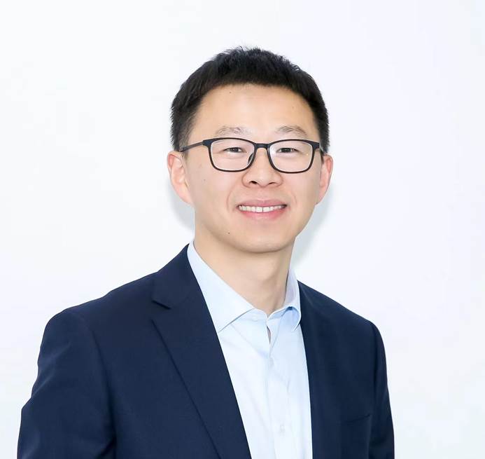 穿西装戴眼镜的人在微笑
描述已自动生成